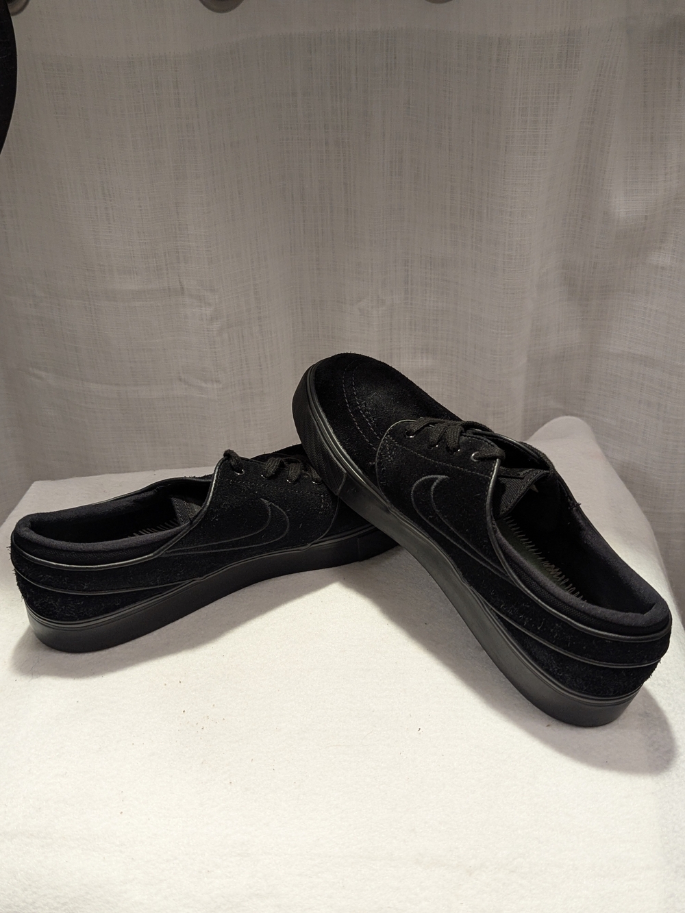 512 Women's Black Low-Top Suede Skate Sneakers